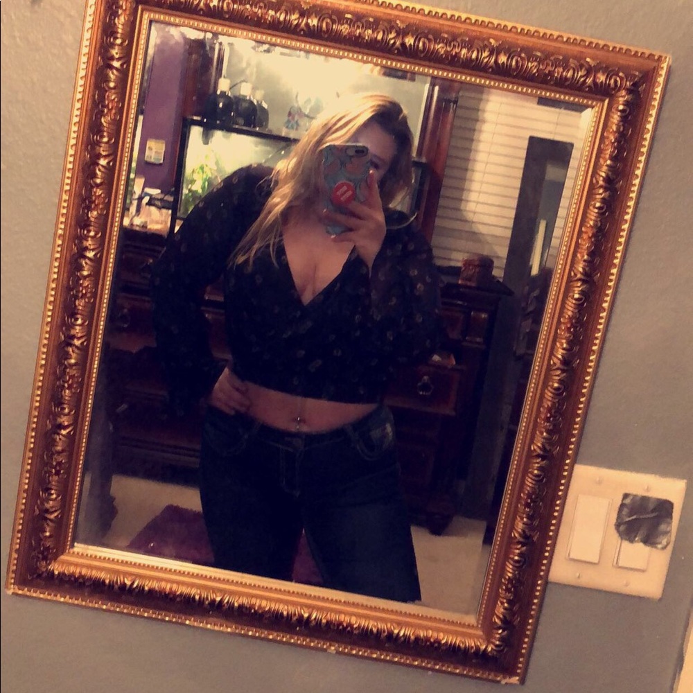 Low cut flow crop top